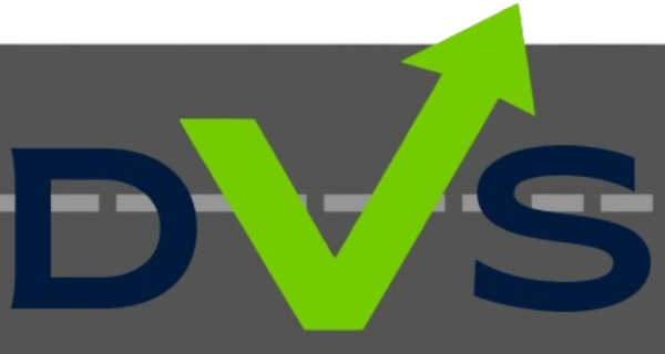 Firmenlogo DVS-MPU: Buchstaben D, V und S auf stilisierter Straße, wobei das V als grüner Aufwärtspfeil dargestellt ist.